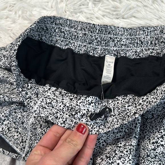 Lululemon Hotty Hot Short II *2.5" Ditsy Daisy White Black / Black - Picture 2 of 7